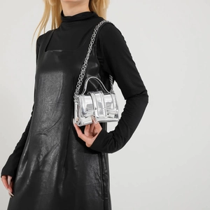 Mini sac argenté métallisé pour femme avec finition miroir et bandoulière en chaîne fine