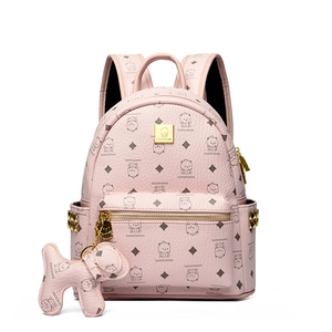 Détail du sac à dos rose à motif d'ours avec texture grainée et clous dorés
