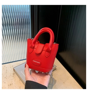 Detail der roten Mini-Beuteltasche mit Litschi-Maserung und silberner Perlenkette