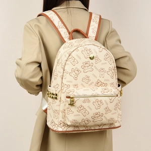 Sac à dos chic en cuir beige avec motifs ours mignons et détails de clous dorés
