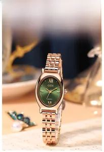 Macro-detail van roségouden tonneau-horloge met groene wijzerplaat en Romeinse cijfers