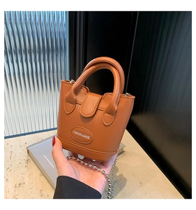 Detailansicht der braunen Mini-Eimertasche aus Leder mit Perlenkette und Logo-Schriftzug