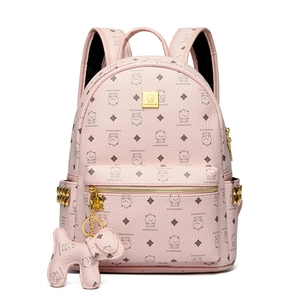 Détail d'un sac à dos rose en cuir PU avec imprimé ours mignon et pendentif chien