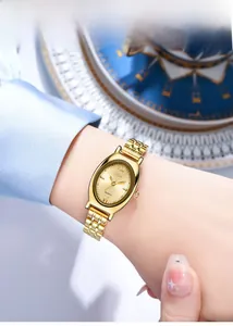 Elegant goudkleurig tonneau quartz horloge gedragen door een model in een lifestyle setting