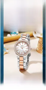 Gros plan de la montre quartz bicolore avec lunette sertie de doubles strass