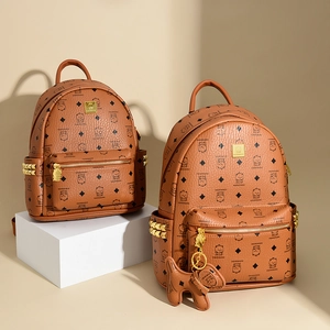 Détail du sac à dos en cuir marron avec imprimé ours monogramme et clous dorés