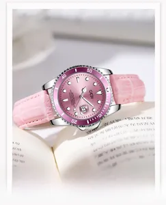 Detailaufnahme einer rosa Taucheruhr mit Datumsanzeige und passendem Lederarmband für Damen