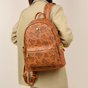 Sac à dos femme marron à motif ours et clous dorés porté par un mannequin de dos