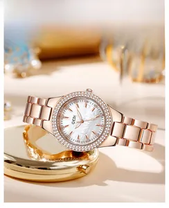 Détail d'une montre or rose avec lunette diamantée et cadran élégant en marbre