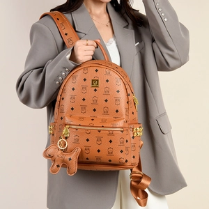 Sac À Dos À La Mode En Cuir PU Pour Femmes Imprimé Monogramme Ours Dessin Animé Avec Rivets Et Pendentif Chien