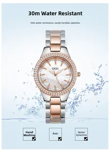 Montre femme étanche avec cristaux et cadran blanc montrée avec éclaboussures d'eau