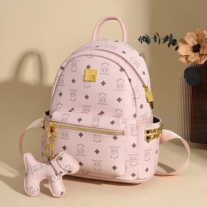 Mini sac à dos rose avec imprimé ours, clous dorés et breloque chien mignonne