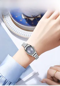 Elegantie om de pols: Zilveren tonneau horloge met lichtblauwe wijzerplaat en Romeinse cijfers