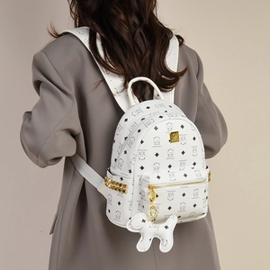 Mini sac à dos blanc en cuir PU avec ours dessin animé et rivets dorés sur modèle
