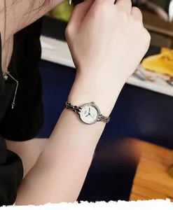 Orologio elegante con catena in metallo argento e piccolo quadrante bianco da donna