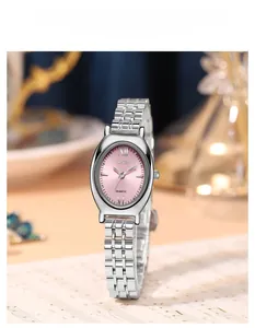 Macro-opname van ovaal stalen horloge met roze wijzerplaat en Romeinse cijfers