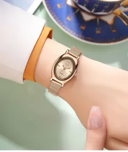 Elegante roségoldene Oval-Uhr mit Mesh-Stahlarmband während einer Kaffeepause