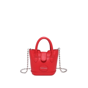 Minimalistische rote Leder-Beuteltasche mit Griff und silberner Kette auf weißem Grund