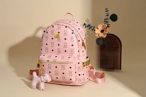 Rosa Rucksack aus Kunstleder mit süßem Bärenprint und dekorativen goldenen Nieten
