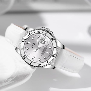 Luxus-Quarzuhr mit silbernem Metallgehäuse, weißem Lederarmband und Lupe über dem Datum