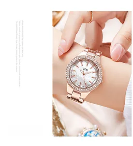 Détail d'une montre femme en or rose avec lunette sertie et cadran nacre blanche