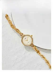 Dettaglio dell'orologio a bracciale dorato GEDI con quadrante a trama e indici in cristallo