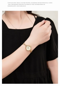 Primo piano di un orologio vintage dorato da donna con cinturino a catenella sottile