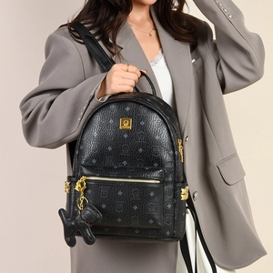 Vintage Damen Rucksack in Schwarz mit niedlichem Bärenanhänger und Monogramm-Muster