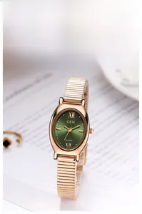 Nahaufnahme der Vintage-Uhr mit grünem Sonnenstrahl-Zifferblatt und Roségold-Band