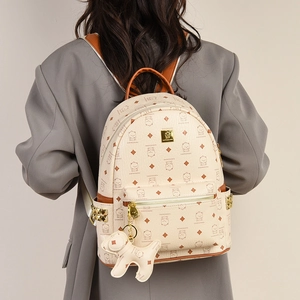 Vintage-Rucksack in Cremeweiß mit Bärenprint, Nieten und süßem Welpenanhänger