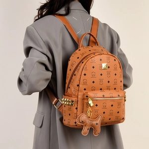Brauner Rucksack mit Bären-Prints und Nieten aus der Modell-Rückansicht fotografiert