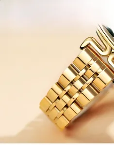 Gros plan du bracelet de montre Jubilee en acier inoxydable doré à maillons polis