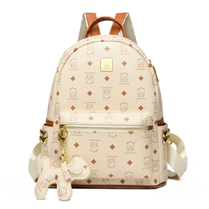 Retro-Rucksack in Creme aus PU-Leder mit Bären-Print und kleinem Hundeanhänger vor Weiß