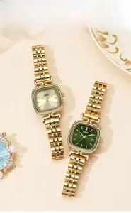 Détail de montre à quartz carrée avec bracelet en métal doré et cadran vert émeraude chic