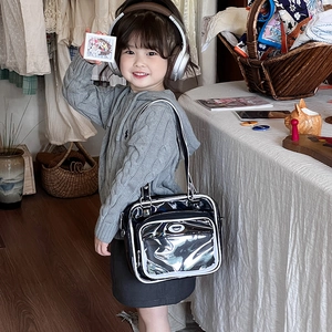 Sac transparent style anime pour enfant en noir brillant avec bordure blanche