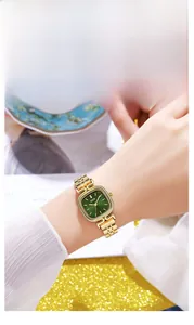 Détail d'une montre vintage au cadran vert carré avec bracelet en acier doré au poignet