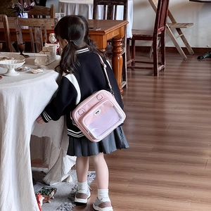 Sac ita rose avec fenêtre transparente pour enfants porté par un enfant mannequin