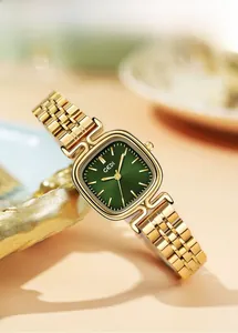 Détail de la montre GEDI carrée pour femme avec cadran vert et bracelet doré