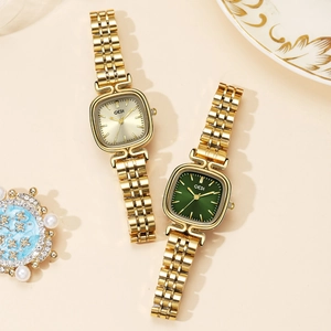 Montre vintage élégante avec cadran carré et bracelet en métal doré pour femme