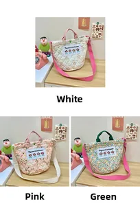 Gesteppte Baumwolltaschen in Weiß, Rosa und Grün mit Blumenmuster und Schultergurt