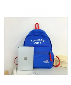 Confronto dimensioni di uno zaino scolastico blu navy con un tablet di riferimento