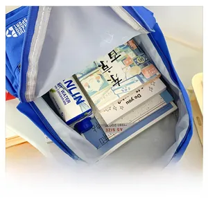Dettaglio dell'interno capiente dello zaino blu per bambini con libri A5 e una bottiglia