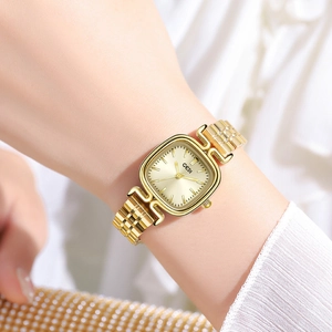 Montre à quartz carrée dorée pour femme avec bracelet vintage en métal portée au poignet