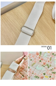 Details einer gesteppten Baumwolltasche mit Blumen-Hasen-Print und verstellbarem Gurt