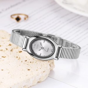 Minimalistische silberne ovale GEDI Quarzuhr mit Mesh-Armband auf strukturiertem Stein