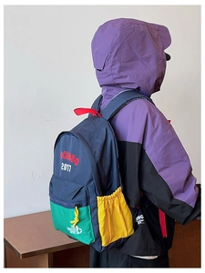 Dettaglio dello zaino scolastico multicolore con tasche laterali regolabili e stampa a lettere