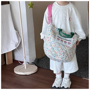 Detailansicht der Kinder-Umhängetasche aus Baumwolle mit Blumenmuster und pinkem Gurt