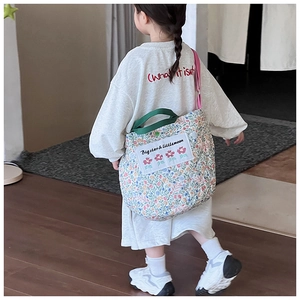 Detailansicht der gesteppten Baumwolltasche mit Blumenmuster und rosa Schultergurt