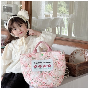 Detail der rosa gesteppten Blumentasche mit Bigstar & littlemoon Bestickung für Kinder