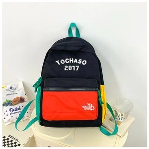 Dettaglio dello zaino per bambini in tela color-block con logo Tochaso e grande capacità